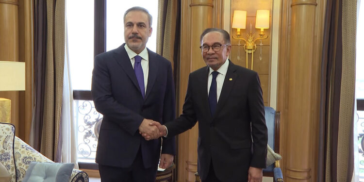 Bakan Fidan, Malezya Başbakanı Enver İbrahim ile görüştü 