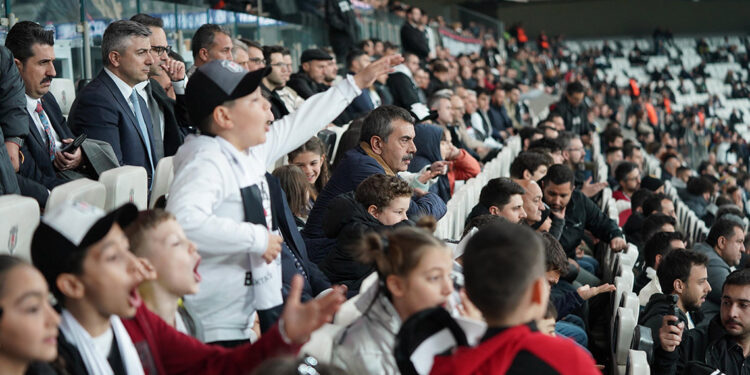 Bakan Tekin, çocuklarla Beşiktaş tribününde maç izledi