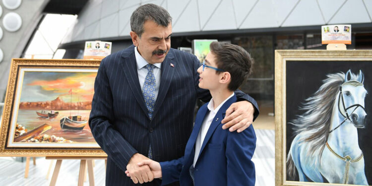 Bakan Tekin, şehit polis oğlunun sergisini ziyaret etti