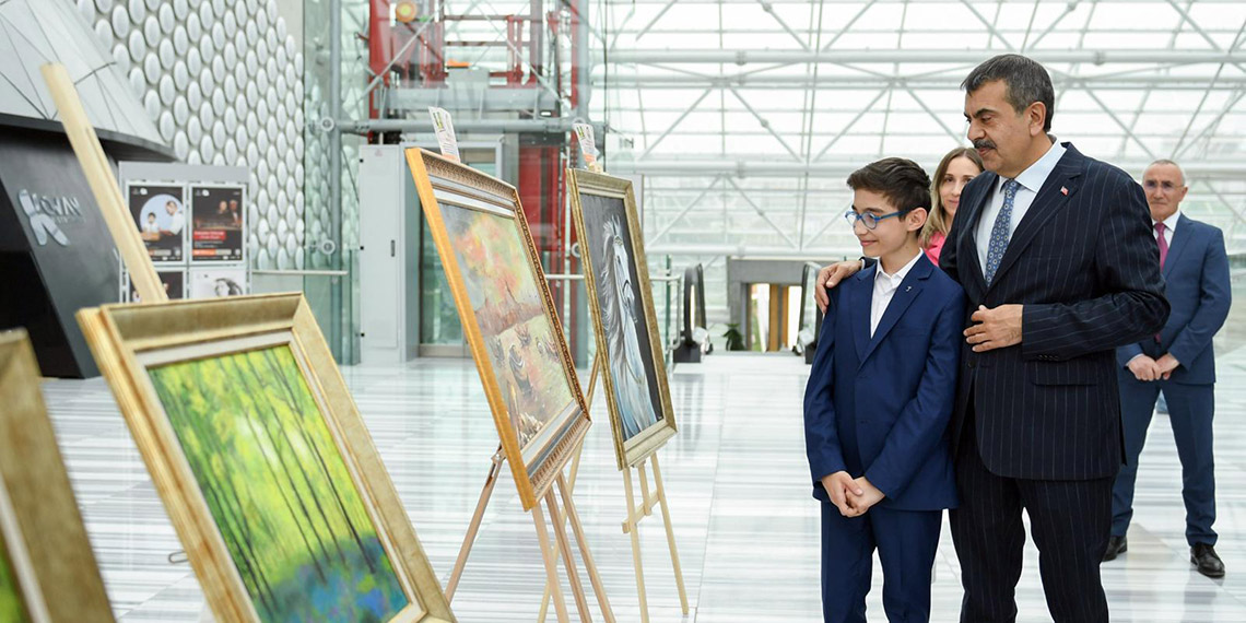 Bakan Tekin, şehit polis oğlunun sergisini ziyaret etti