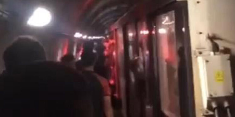 Bakırköy-Kayaşehir Metro Hattında arıza; seferler aksadı
