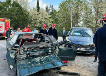 Balıkesir'de 2 otomobil çarpıştı: 1 ölü, 5 yaralı