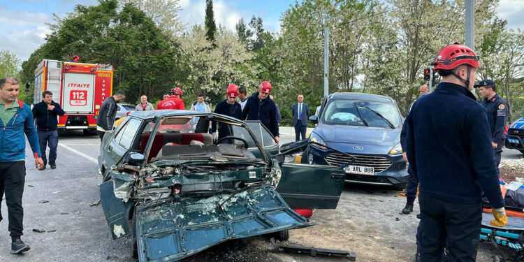 Balıkesir'de 2 otomobil çarpıştı: 1 ölü, 5 yaralı