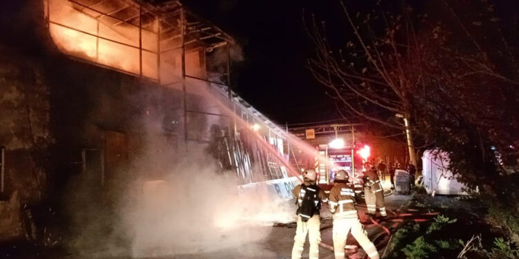 Bartın'da sanayi sitesinde yangın