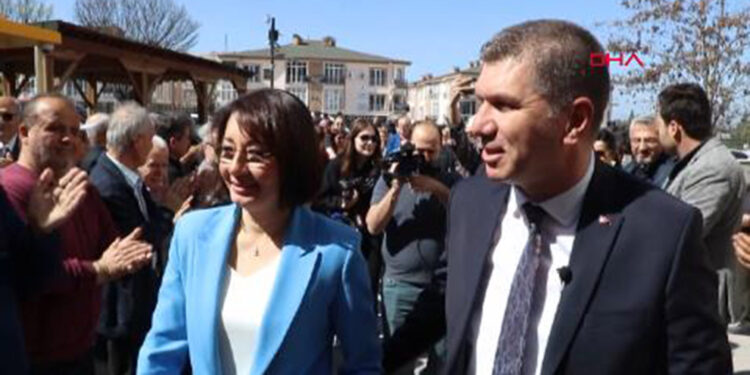 Başkan Orkun Ercengiz mazbatasını aldı