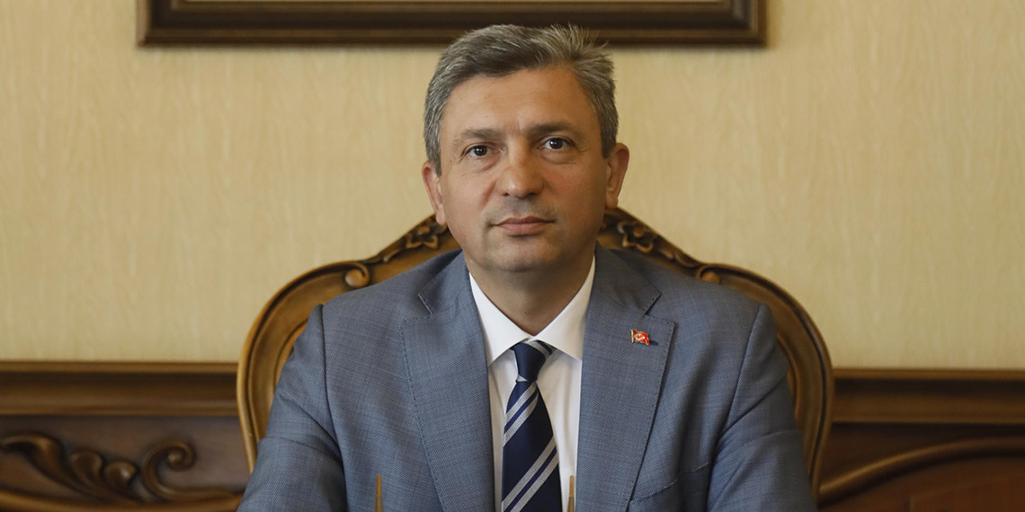 'Bayrak saat kulesine zarar veriyor' raporuna, validen sert tepki