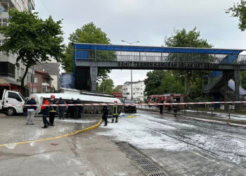Benzin yüklü tanker kaza yaptı: Evler boşaltıldı