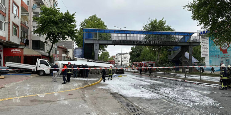 Benzin yüklü tanker kaza yaptı: Evler boşaltıldı