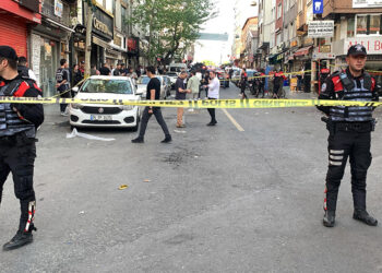 Beyoğlu'nda silahlı saldırı: 3'ü ağır 4 yaralı