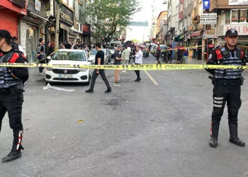 Beyoğlu'nda silahlı saldırı: 3'ü ağır 4 yaralı