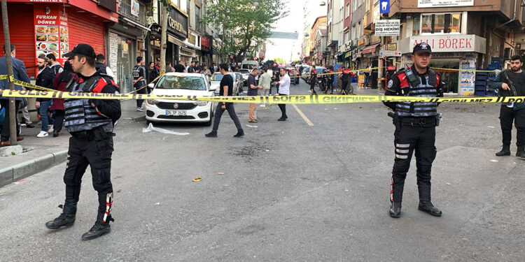 Beyoğlu'nda silahlı saldırı: 3'ü ağır 4 yaralı