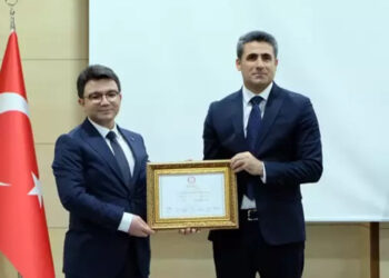 Bingöl Belediye Başkanı Erdal Arıkan, mazbatasını aldı