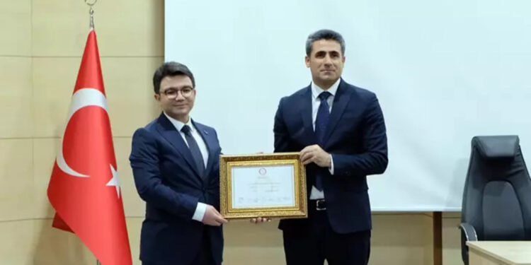 Bingöl Belediye Başkanı Erdal Arıkan, mazbatasını aldı