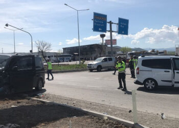 Bingöl'de minibüs ile hafif ticari araç çarpıştı: 15 yaralı