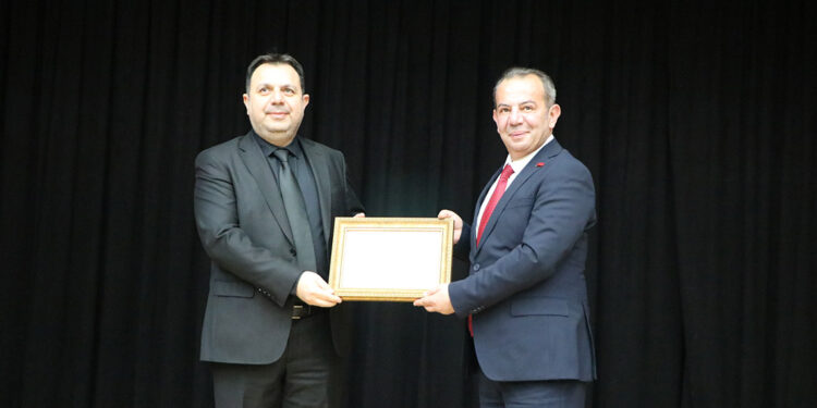 Bolu Belediye Başkanı Tanju Özcan mazbatasını aldı