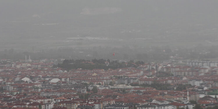Bolu'da gökyüzünü toz bulutu kapladı