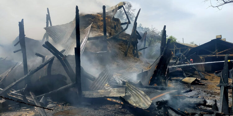 Bolu'da samanlıkta çıkan yangında ahır ve traktör de yandı