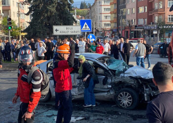 Bolu'da tur otobüsüne çarpan otomobildeki 2 kişi öldü