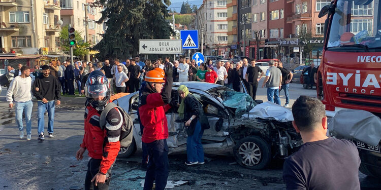 Bolu'da tur otobüsüne çarpan otomobildeki 2 kişi öldü