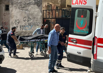 Boşanma aşamasındaki eşi ve yanındaki erkeği öldürdü