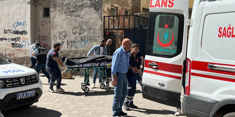 Boşanma aşamasındaki eşi ve yanındaki erkeği öldürdü