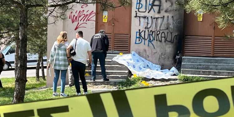 Boşanma aşamasındaki eşini 3 kurşunla öldürdü