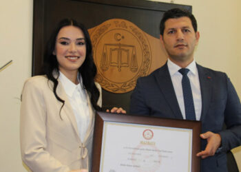 Bucak Başkanı Hülya Gümüş mazbatasını aldı