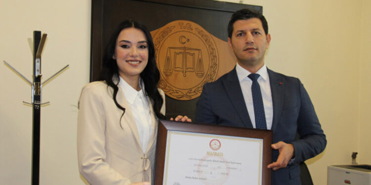 Bucak Başkanı Hülya Gümüş mazbatasını aldı