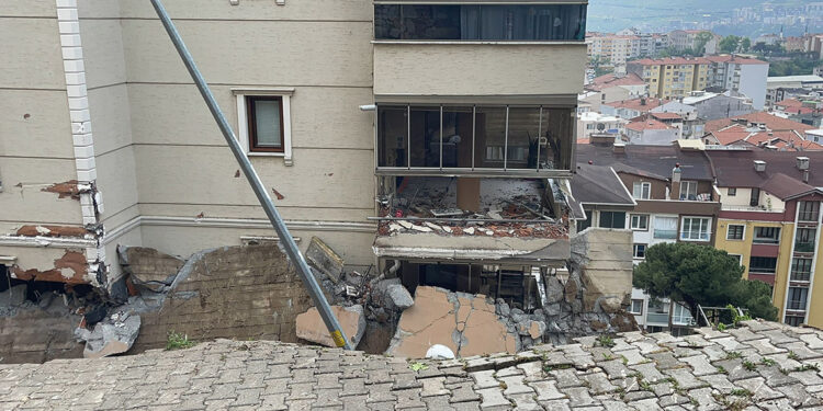 Bursa'da sağanak sırasında istinat duvarı çöktü; 2 yaralı