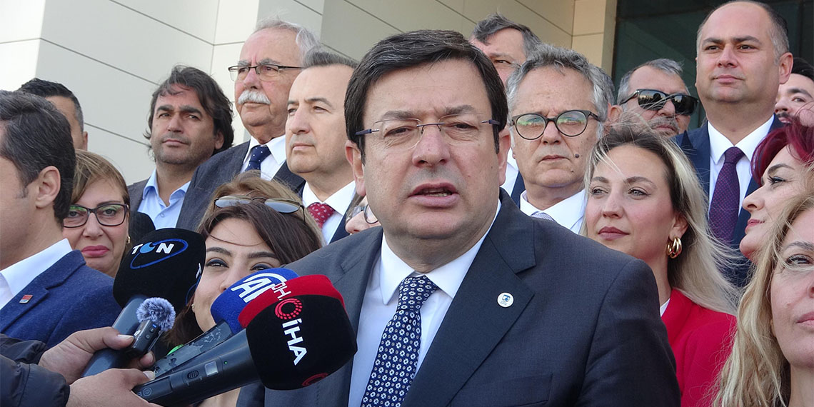 Çanakkale Belediye Başkanı seçilen Muharrem Erkek mazbatasını alıp, göreve başladı.