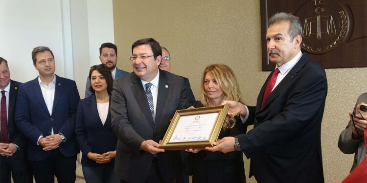 Muharrem Erkek mazbatasını alıp, göreve başladı