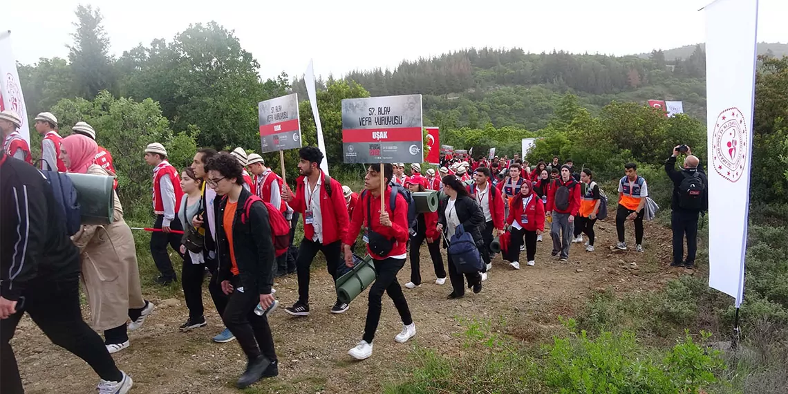 Çanakkale kara savaşları'nın 109'uncu yıl dönümü anma törenleri kapsamında gençlik ve spor bakanlığı tarafından 57'nci alay vefa yürüyüşü düzenlendi.