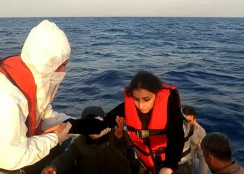 Türk kara sularına itilen 14 kaçak göçmen kurtarıldı