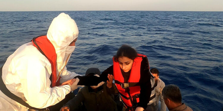 Türk kara sularına itilen 14 kaçak göçmen kurtarıldı