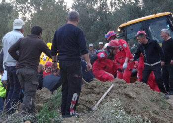 Çanakkale'de çeşme için suyolu kazısında toprak kaydı; 2 ölü