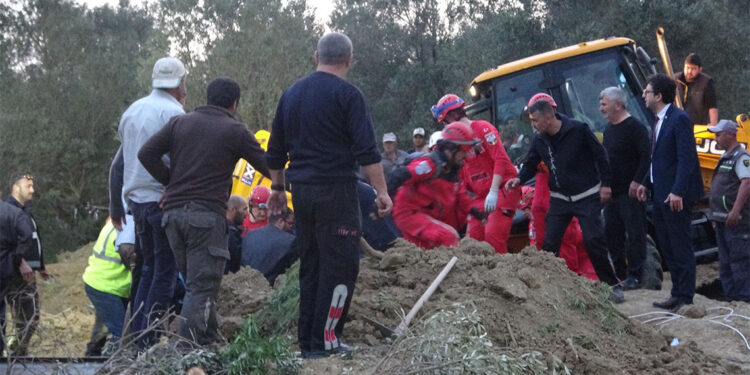 Çanakkale'de çeşme için suyolu kazısında toprak kaydı; 2 ölü