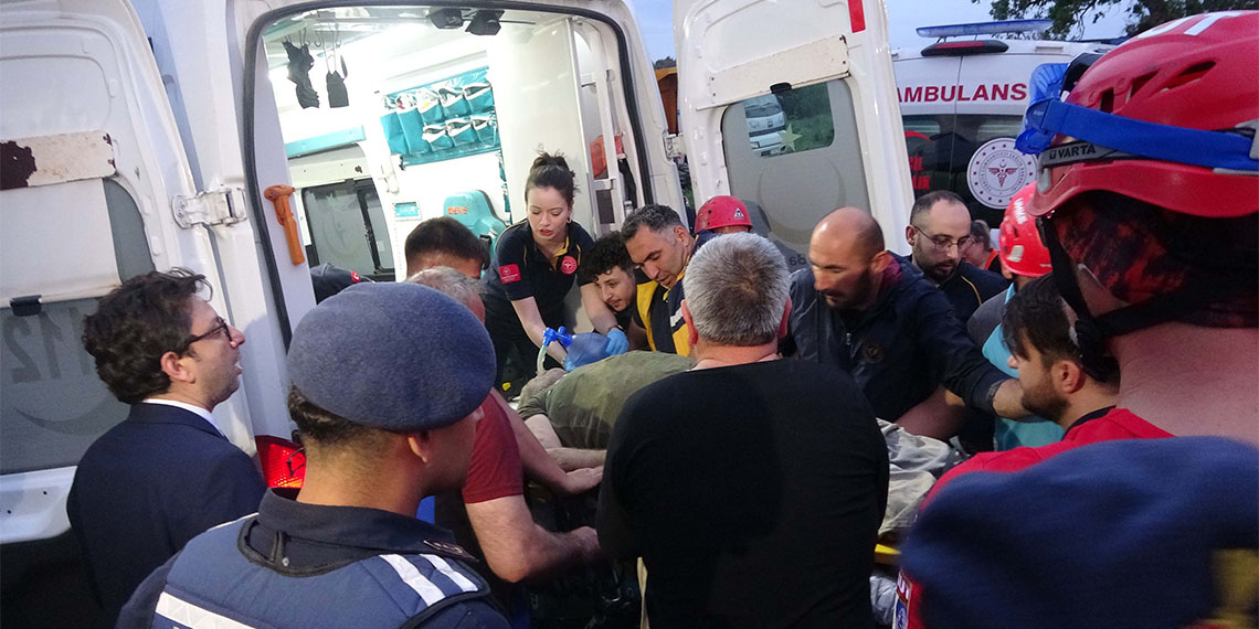 Çanakkale'de çeşme için suyolu kazısında toprak kaydı; 2 kişi hayatını kaybetti, 1 kişinin tedavisi ise hastanede devam ediyor.