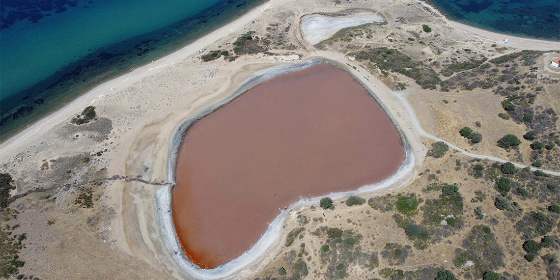Çanakkale'nin Ezine ilçesinde belli dönemlerde pembe renge bürünen ve kalp şekli ile dikkat çeken göldeki beyaz köpükler tedirginlik yarattı.