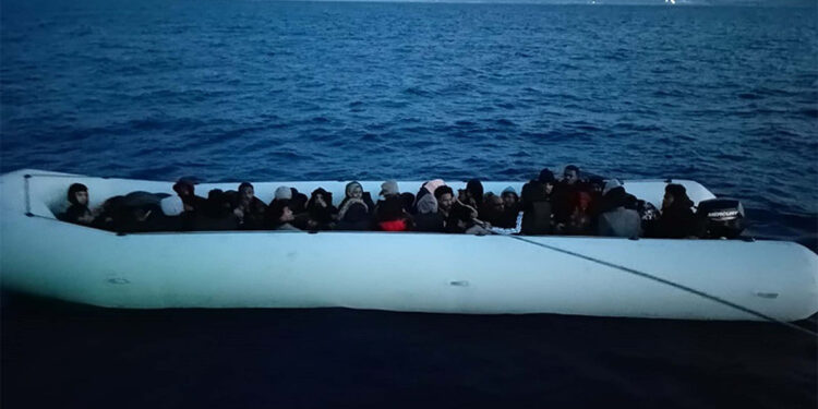 Çeşme ve Muğla açıklarında 97 kaçak göçmen kurtarıldı