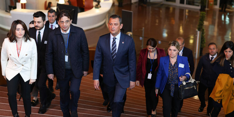 Özgür Özel Fransa'da