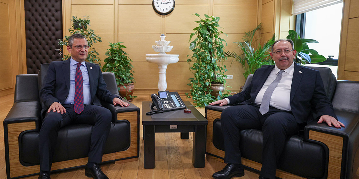 CHP Genel Başkanı Özgür Özel, partililer ve belediye başkanlarıyla birlikte Yüksek Seçim Kurulu'na (YSK) Hatay'da seçim sonucuna ilişkin itiraz başvurusu yaptı.