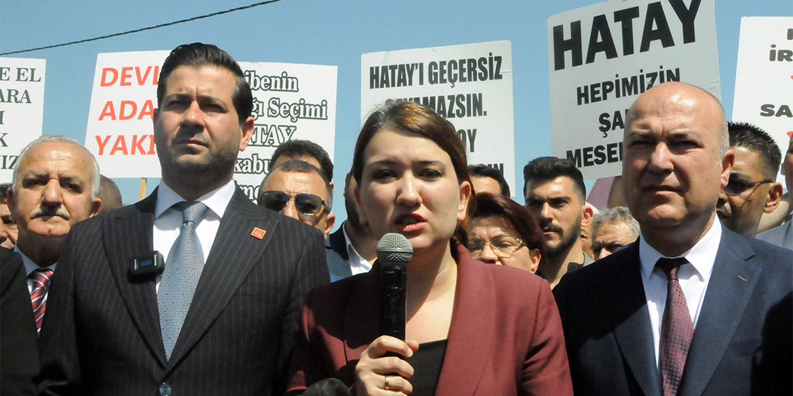 CHP Genel Başkan Yardımcıları Murat Bakan ve Gökçe Gökçen Hatay'da seçim sonuçlarına ilişkin İl Seçim Kurulu'na yaptıkları itirazlara ilişkin hukuki sürecin sürdüğünü kaydetti. Gökçen, bugün itibarıyla Hatay'da oy farkının 3 bin 900’lerden 2 bin 735'e kadar düştüğünü söyledi.