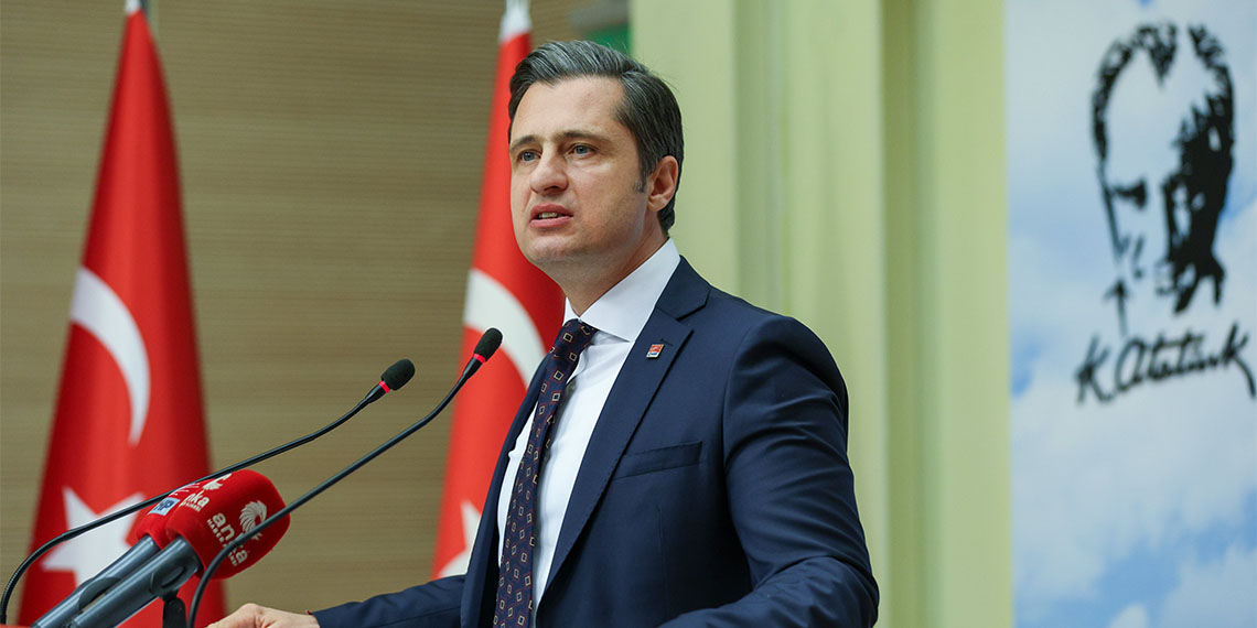 CHP Parti Sözcüsü Deniz Yücel, 1 Mayıs kutlamalarına ilişkin "Taksim Meydanı AKP iktidarı için bir travma. Taksim Meydanı’nı 1 Mayıs’a açmaktan korkmayın" dedi.