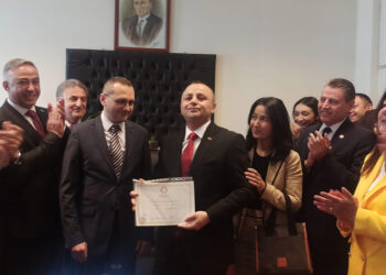 CHP'nin kazandığı Amasya'da, Turgay Sevindi mazbatasını aldı