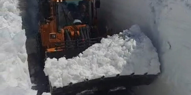 3 aydır kapalı olan Van-Bahçesaray kara yolunda karla mücadele