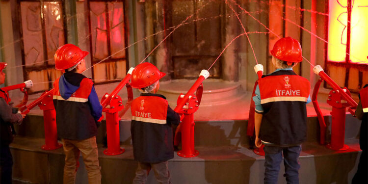 Çocuklar 23 Nisan'da farklı meslek gruplarını deneyimledi