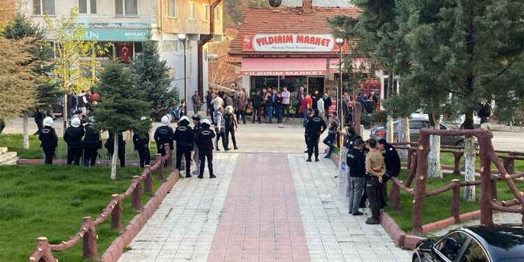 Uğurludağ'da AK Parti ile MHP'li grup arasında seçim arbedesi