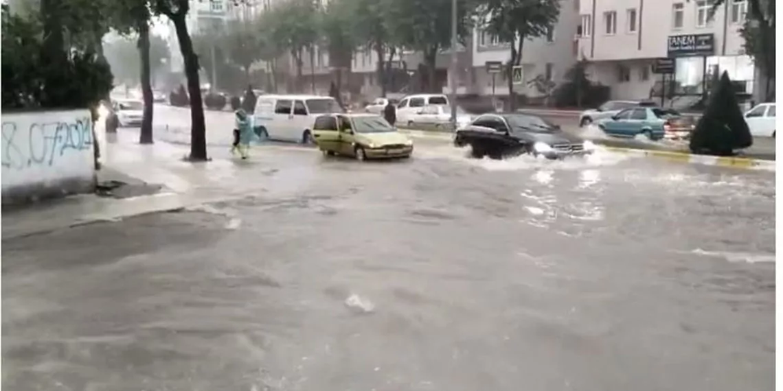 Çorum'da 30 dakika süren sağanak yağmur ve dolu günlük yaşamı olumsuz etkiledi. Cadde ve sokaklar göle dönerken, bazı ev ve işyerlerini de su bastı.