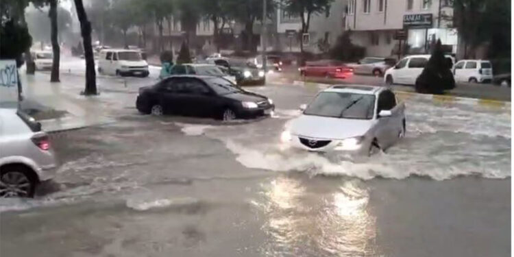 Çorum'da 30 dakika süren sağanak yağmur ve dolu hayatı felç etti