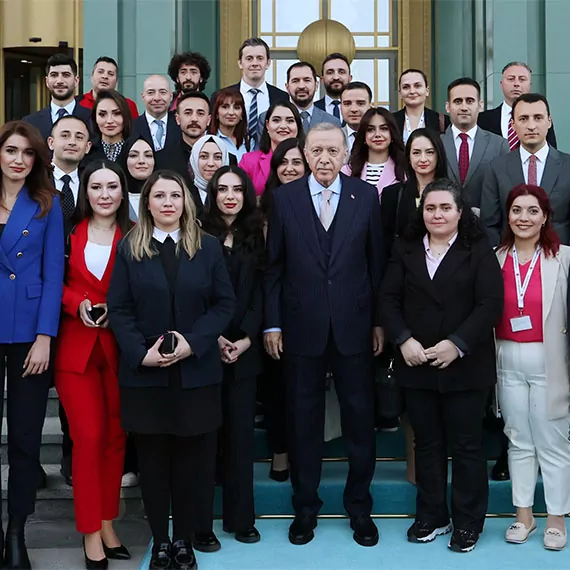 Cumhurbaşkanı recep tayyip erdoğan, "chp genel başkanı sayın özgür özel'e kapımız açık. Ele alacağımız konu başlıklarımız çok, ziyarete geldikleri anda oturur konuşuruz" dedi.